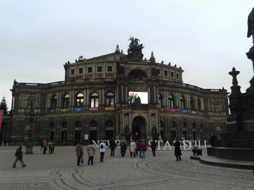 Die Oper distanziert sich offiziell von Pegida: Für ein weltoffenes Dresden.